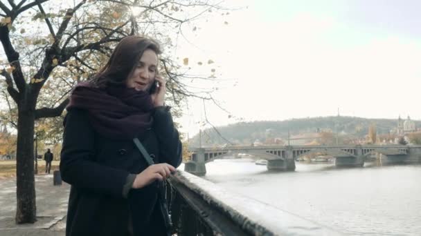 Όμορφη νεαρή γυναίκα τουριστικά Πράγα χρησιμοποιώντας Smartphone της, ταξιδεύοντας έννοια — Αρχείο Βίντεο