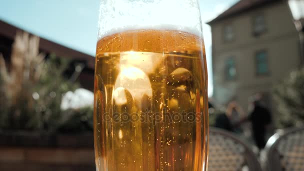Un bicchiere di birra fredda su un tavolo nel pomeriggio — Video Stock