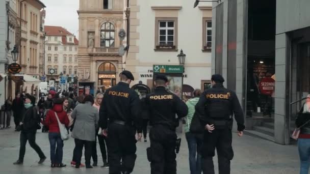 Prague, Tsjechië - loopt 23 oktober 2017, een detachement van politieagenten langs het plein — Stockvideo
