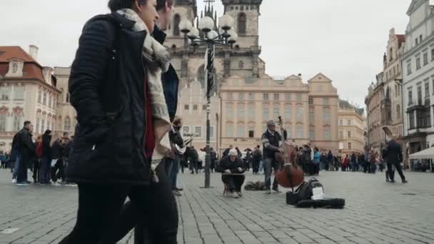 Prag, Tjeckien - 23 oktober 2017, Street musiker på gamla stans torg i Prag — Stockvideo