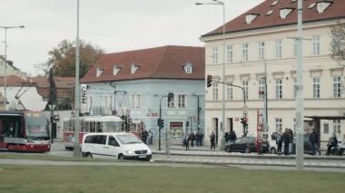 Prague, Çek Cumhuriyeti - 25 Ekim 2017: Prag merkezinde tramvay durağında gelen Modern Skoda Praha tramvay