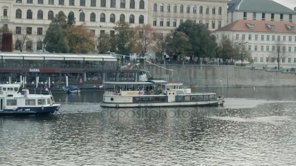 Prag, Tjeckien - 24 oktober 2017, Modern fritidsbåt seglar längs floden Vltava — Stockvideo