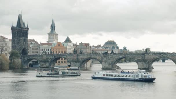 PRAGA, REPÚBLICA CHECA - 24 de octubre de 2017, Modern Pleasure Boat Sails Along The Vltava River — Vídeos de Stock