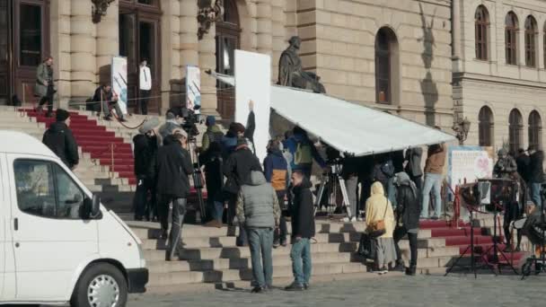 Prague, Çek Cumhuriyeti bir film çekimleri - 26 Ekim 2017. Sokakta bir Film ekibi bir filmde bir sahnede çalışıyor — Stok video