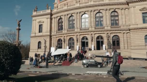 PRAGUE, CZECH REPUBLIC- 26 de outubro de 2017, Filmar um filme. Uma equipe de cinema na rua está trabalhando em um palco em um filme — Vídeo de Stock