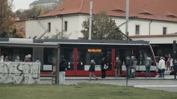 Prague, Tsjechië - 25 oktober 2017: moderne Skoda Praha tram aankomen bij de tramhalte In het centrum van Praag — Stockvideo