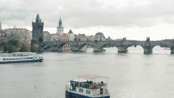 Вдоль реки Влтавы плывет современная лодка удовольствия — стоковое видео