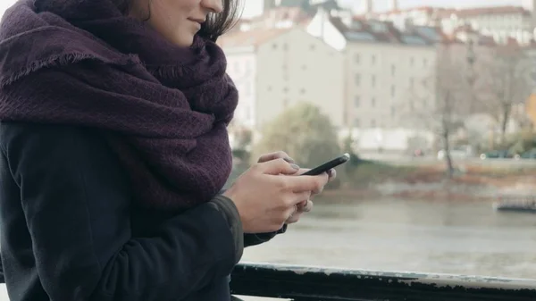 Hermosa joven turista en Praga usando su teléfono inteligente, concepto de viaje — Foto de Stock