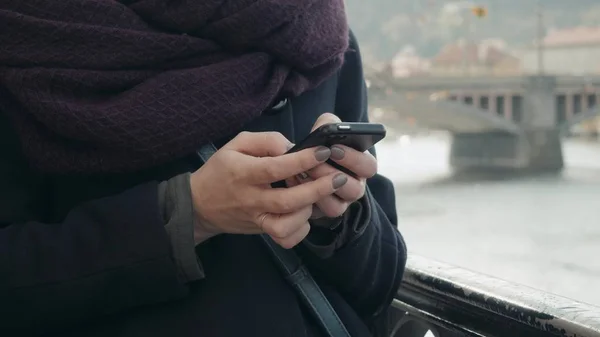 Hermosa joven turista en Praga usando su teléfono inteligente, concepto de viaje — Foto de Stock