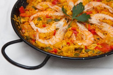 Deniz ürünleri ve sebze, bir paelle ile tipik İspanyol paella