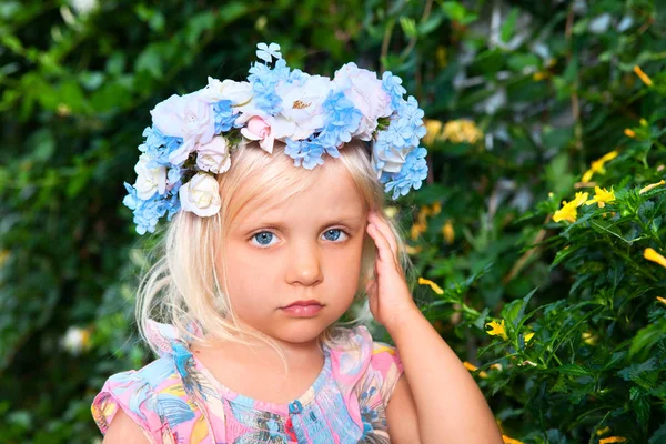 Летняя девочка - девушка с венком из цветов — стоковое фото