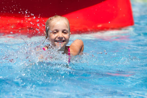 Gelukkig klein meisje in het aquapark — Stockfoto