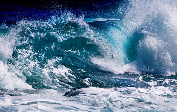 暴风雨天气中的海浪 — 图库照片