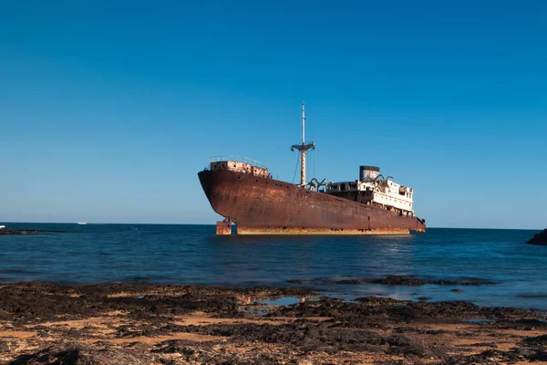 Staré rezavé lodi uvízlých na pobřeží Lanzarote, Kanárské ostrovy — Stock fotografie