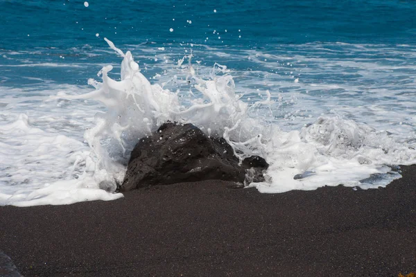 Mořské Vlny Hroutí Kamene Pláži Černým Pískem Kanárský Ostrov — Stock fotografie