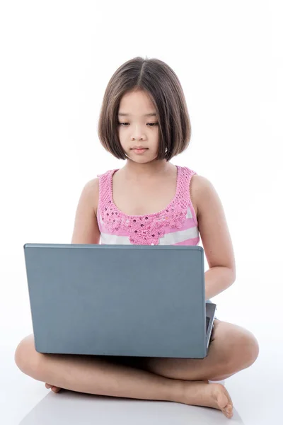 Dizüstü bilgisayar kullanan Asyalı çocuk kız