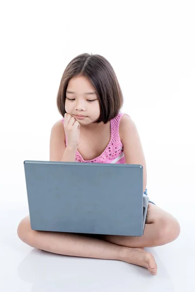 Dizüstü bilgisayar kullanarak ve düşünme Asyalı çocuk kız