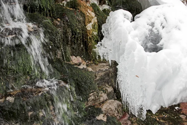 Rock, a vízfolyások, a hó és a jég — Stock Fotó