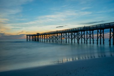 Panama City Sahili, Florida 'daki Meksika Körfezi ve balıkçı iskelesinin üzerinde gün batımı.
