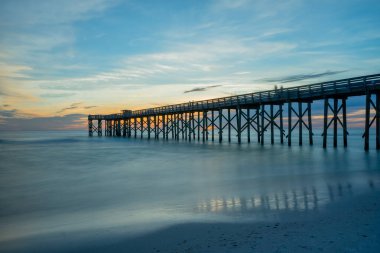 Panama City Sahili, Florida 'daki Meksika Körfezi ve balıkçı iskelesinin üzerinde gün batımı.