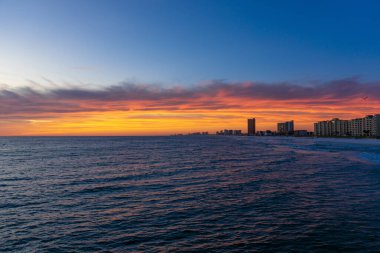 Panama City Beach, Florida 'da Meksika Körfezi üzerinde gün batımı.