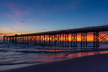 Panama City Sahili, Florida 'daki Meksika Körfezi ve balıkçı iskelesinin üzerinde gün batımı.