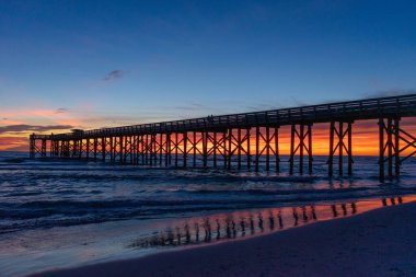 Panama City Sahili, Florida 'daki Meksika Körfezi ve balıkçı iskelesinin üzerinde gün batımı.