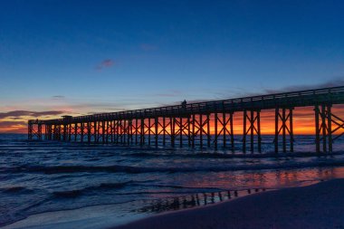 Panama City Sahili, Florida 'daki Meksika Körfezi ve balıkçı iskelesinin üzerinde gün batımı.