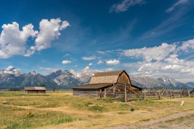 Teton County, Wyoming, ABD 'deki Mormon Row Tarihi Bölgesi' ndeki T.A. Moulton ahırı.