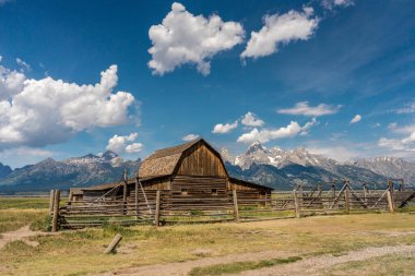 Teton County, Wyoming, ABD 'deki Mormon Row Tarihi Bölgesi' ndeki T.A. Moulton ahırı.