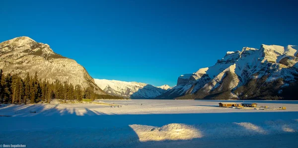 Jezero minnewanka, banff národní park, alberta, Kanada — Stock fotografie