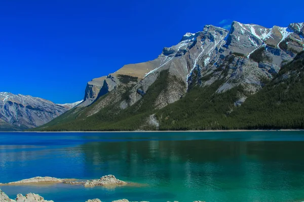 Jezero Miniwanka, národní Park Banff, Alberta, Kanada — Stock fotografie