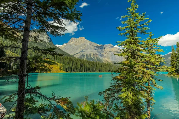 Emerald-tó, a Yoho Nemzeti Park, Bc, Kanada — Stock Fotó