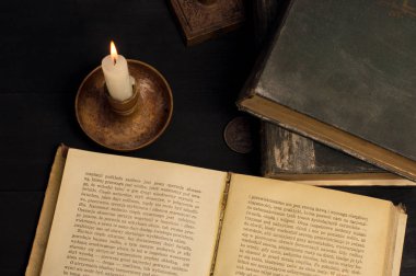 Kitaplar yakınındaki eski mum