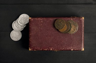 bir kutu içinde eski gümüş ve bakır sikkeler