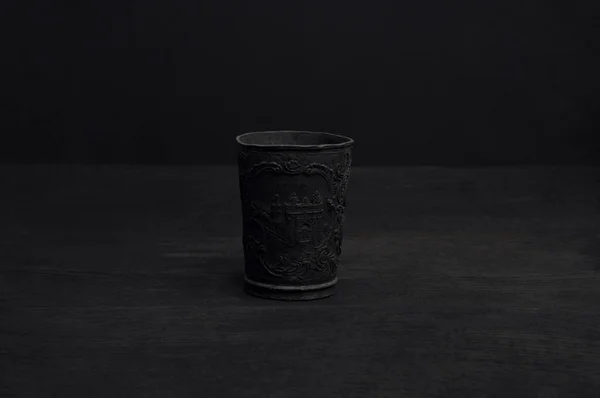 Fekete fém pohár az asztalon — Stock Fotó