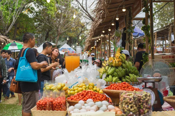 Tayland, Bangkok - 25 Ocak 2017: Asya Steet gıda pazarının Lumpini Park, insanlar satın almak yiyecek ve içecek