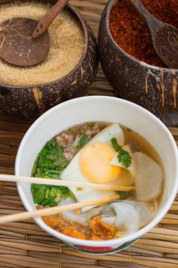 Şehriye çorbası yumurta ve baharatları, yukarı Görünümü Kapat