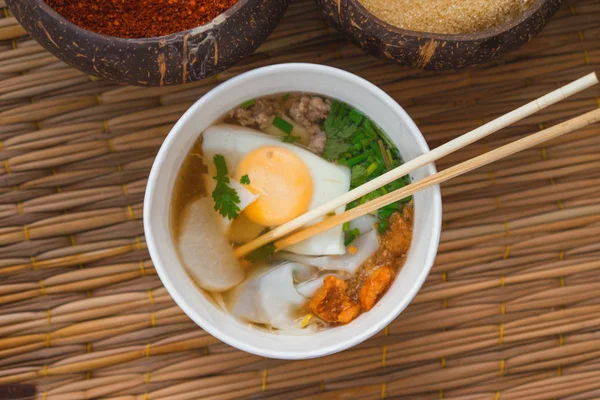 Kupası arka plan üzerinde yumurta şehriye çorbası baharatlar