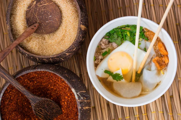 Yumurta ve baharatlar ile şehriye çorbası