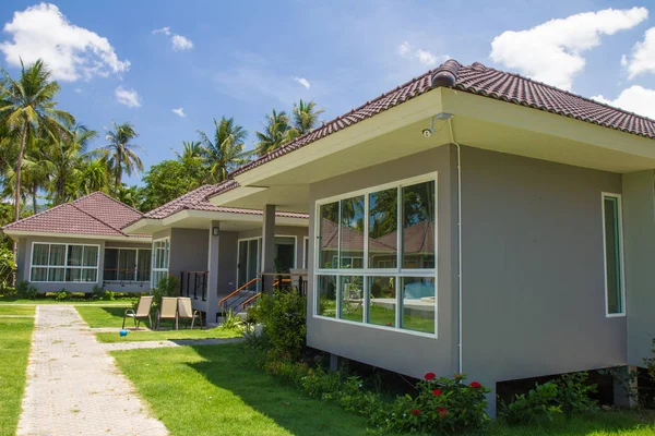 Ház a gyönyörű Resort pálmafákkal és a kék ég-föld — Stock Fotó