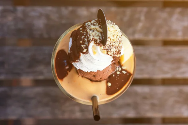 Güler yüzlü süslü çikolata ve muz, masaya kadar yakın