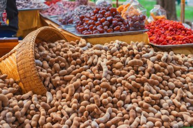 Birçok Demirhindi ve kuruyemiş sokak pazarında