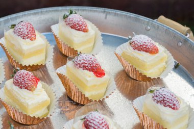 Kremalı kek çilek ile piknik partisi için his yılları arasında görev yapmıştır, makroyu oluşturan, yakın
