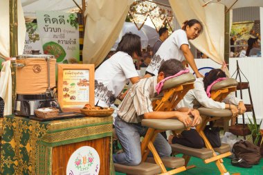 Tayland, Bangkok 25 Ocak 2017 - Asya masaj sandalyenin üzerinde parkta