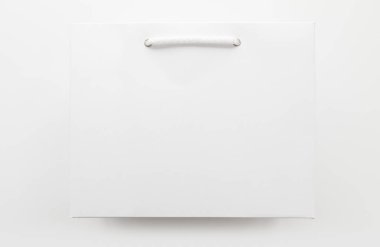 Beyaz kağıt torba sapı iple, göl kenarında beyaz arka plan üzerinde