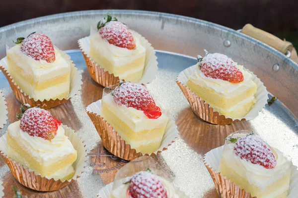 Kremalı kek çilek ile piknik partisi için his yılları arasında görev yapmıştır, makroyu oluşturan, yakın