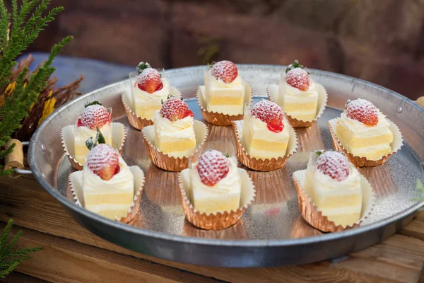 Kremalı kek çilek ile servis tepsisi, Ziyafet doğum günü partisi