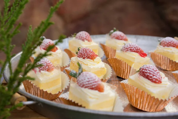 Şekerli tatlı kek çilek ile yakın çekim