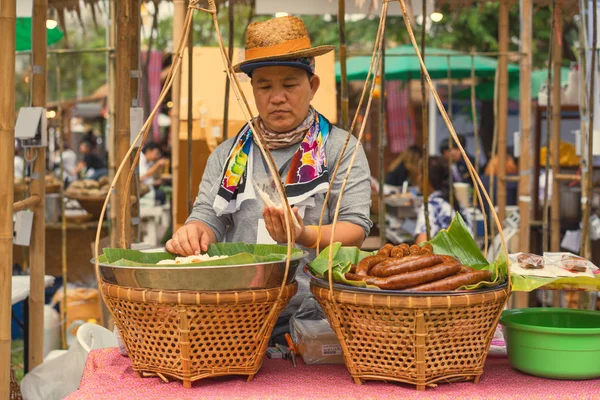 태국, 방콕-25 1 월 2017: 길거리 음식 시장, 룸피니 공원에서 요리 하는 아시아 남자. — 스톡 사진
